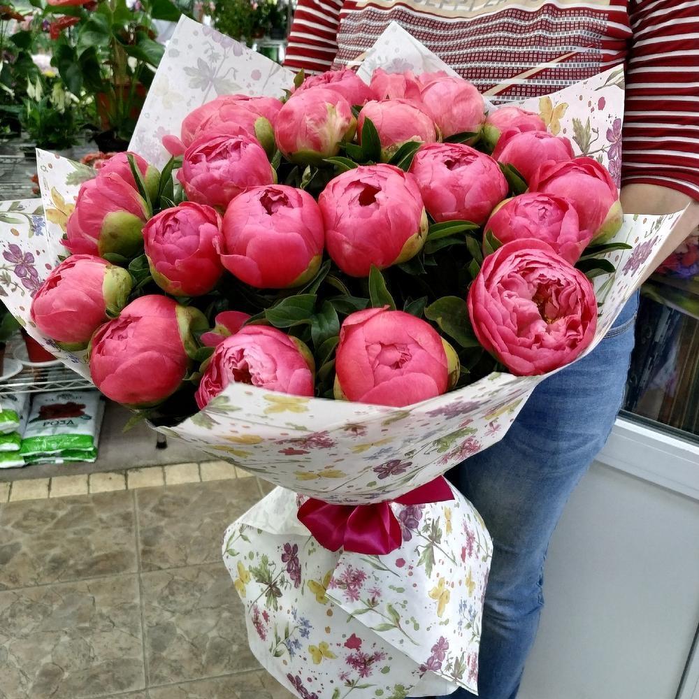 Букет с пионами