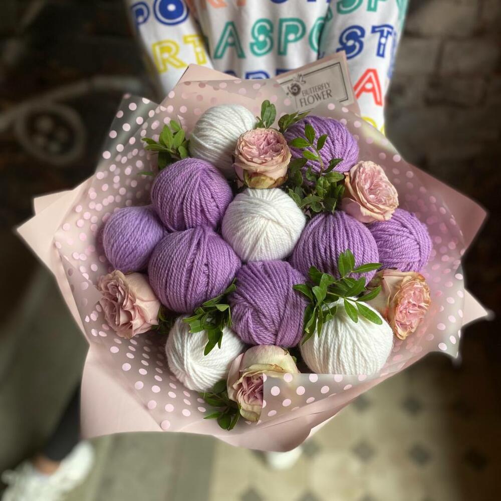 Зимний букет из клубков пряжи, роз и зелени в стильной упаковке "Альпака"